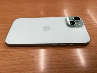 Teléfono móvil iPhone 15 en un bonito color verde
