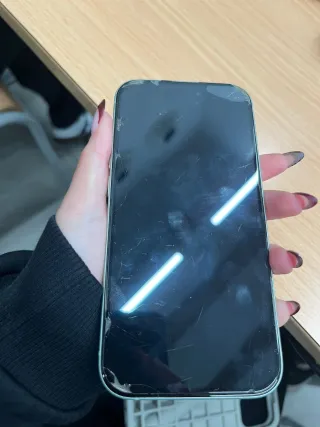 Teléfono móvil iPhone 15 en un bonito color verde