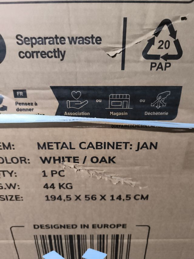 Mueble de madera marrón