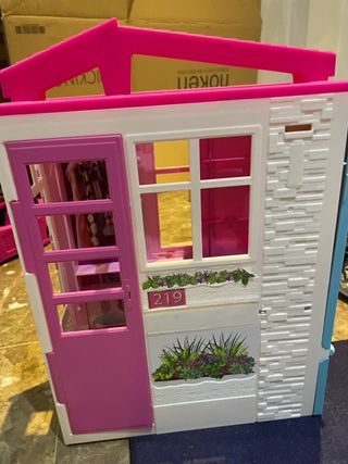 Casa Barbie y armario con ropa