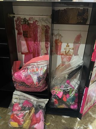 Casa Barbie y armario con ropa
