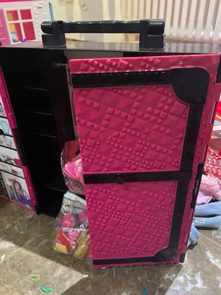 Casa Barbie y armario con ropa