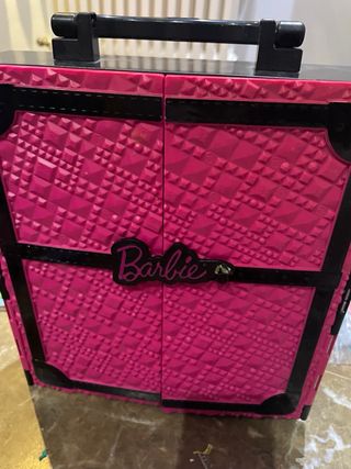 Casa Barbie y armario con ropa