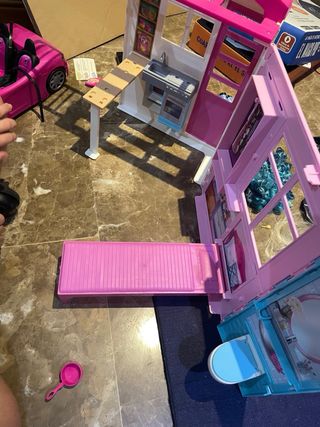 Casa Barbie y armario con ropa