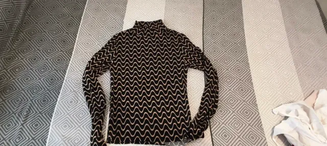 Camiseta estampada cuello alto mujer