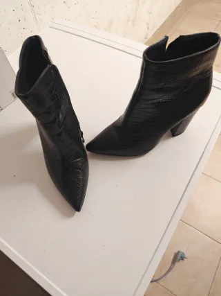 Stivaletti neri effetto coccodrillo