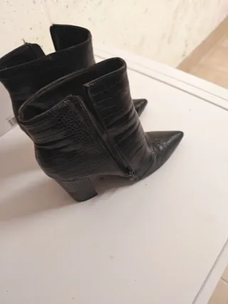 Stivaletti neri effetto coccodrillo