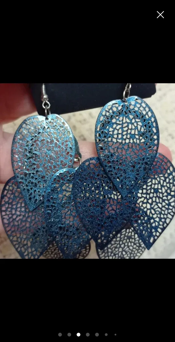 Pendientes largos hoja calada azul Bijou