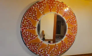 Splendido specchio decorativo con design a mosaico a forma di sole