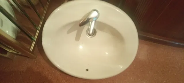 Lavabo de baño con grifo completo y espejo de baño