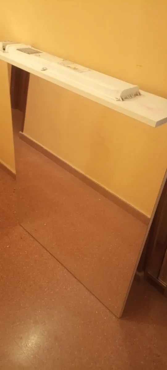 Lavabo de baño con grifo completo y espejo de baño