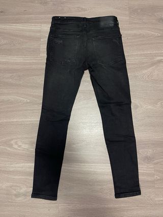 Pantalón vaquero negro skinny con rotos