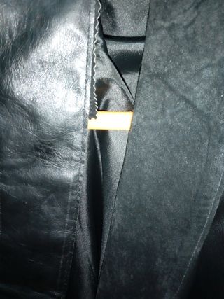 Cuello y puños de ante negro