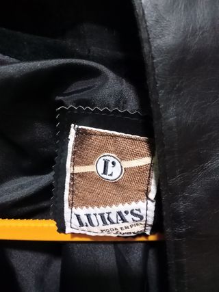 Cuello y puños de ante negro