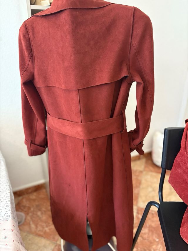 Elegante abrigo y bolso rojo/marrón