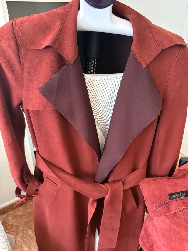 Elegante abrigo y bolso rojo/marrón