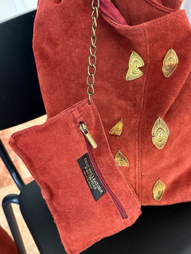 Elegante abrigo y bolso rojo/marrón