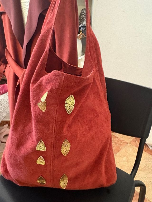 Elegante abrigo y bolso rojo/marrón