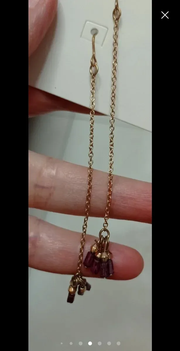 Pendientes largos dorados con detalles morados