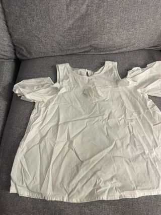 Blusa blanca con hombros descubiertos