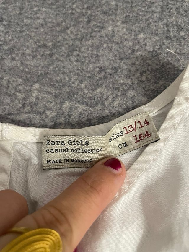 Blusa blanca con hombros descubiertos