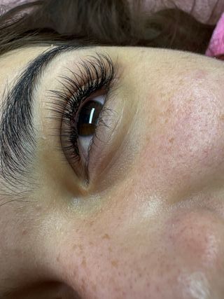 Uñas cejas y pestañas