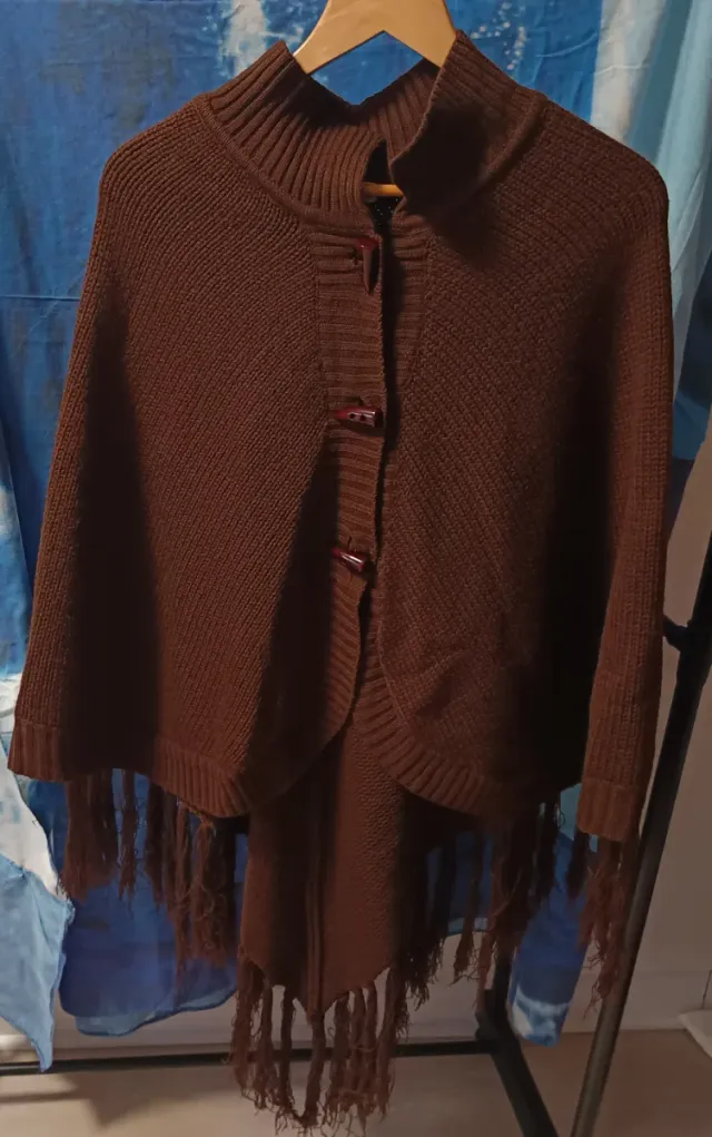 Poncho de punto con flecos