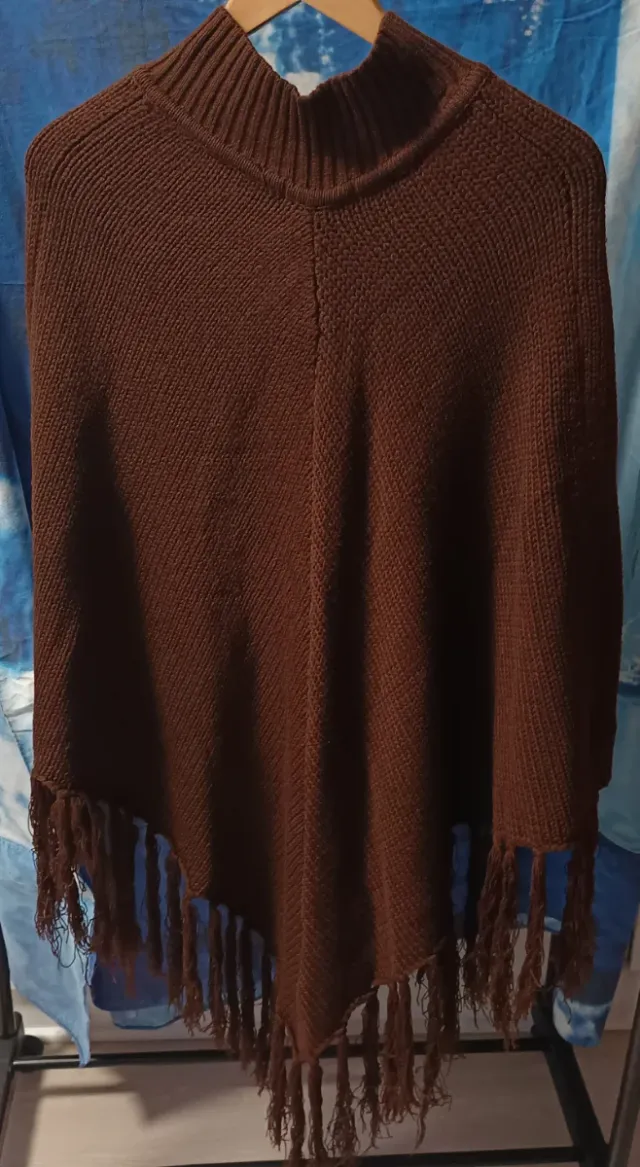 Poncho de punto con flecos
