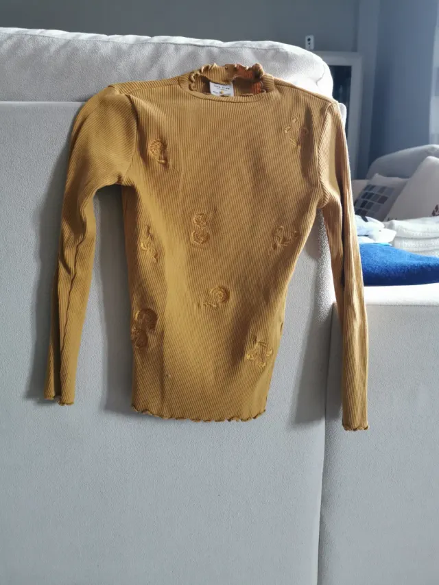 Camiseta niña mostaza con Flores bordadas,