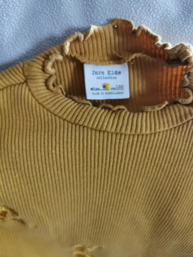 Camiseta niña mostaza con Flores bordadas,