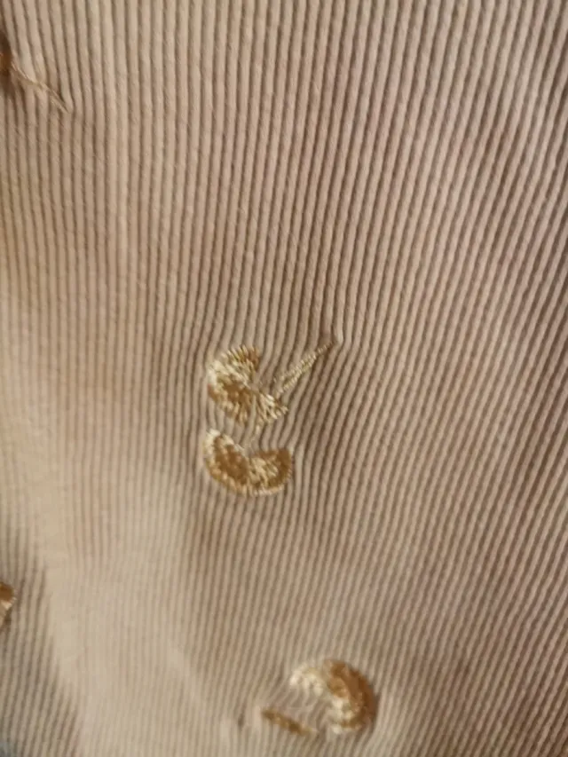 Camiseta niña mostaza con Flores bordadas,