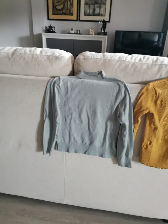 Camiseta niña mostaza con Flores bordadas,