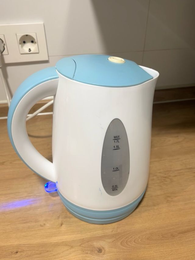Hervidor de agua eléctrico blanco y azul