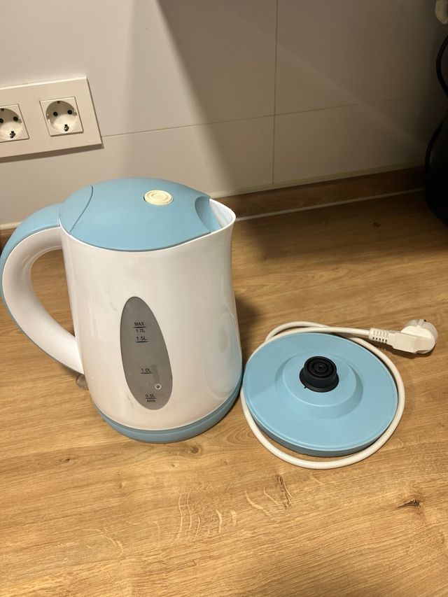 Hervidor de agua eléctrico blanco y azul