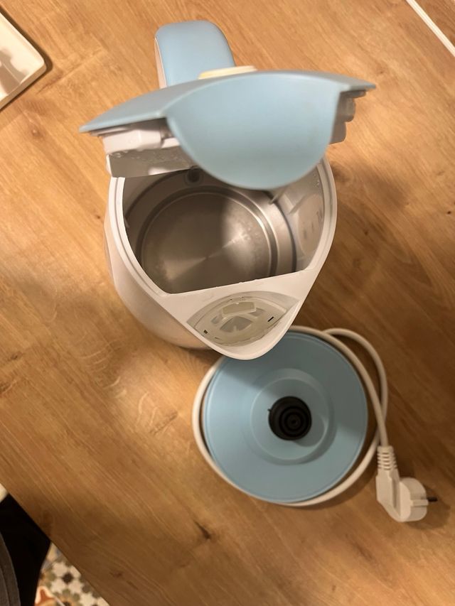 Hervidor de agua eléctrico blanco y azul