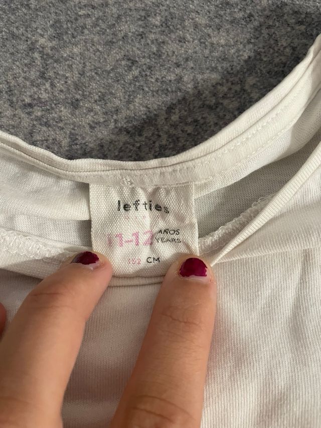 Camiseta blanca con flamenco rosa