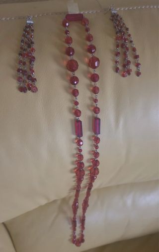 Conjunto de collares y pendientes rojos nuevos