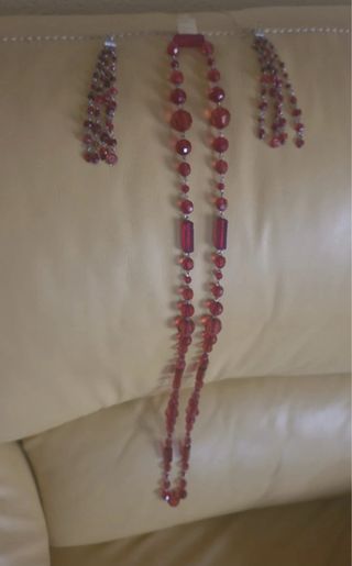 Conjunto de collares y pendientes rojos nuevos