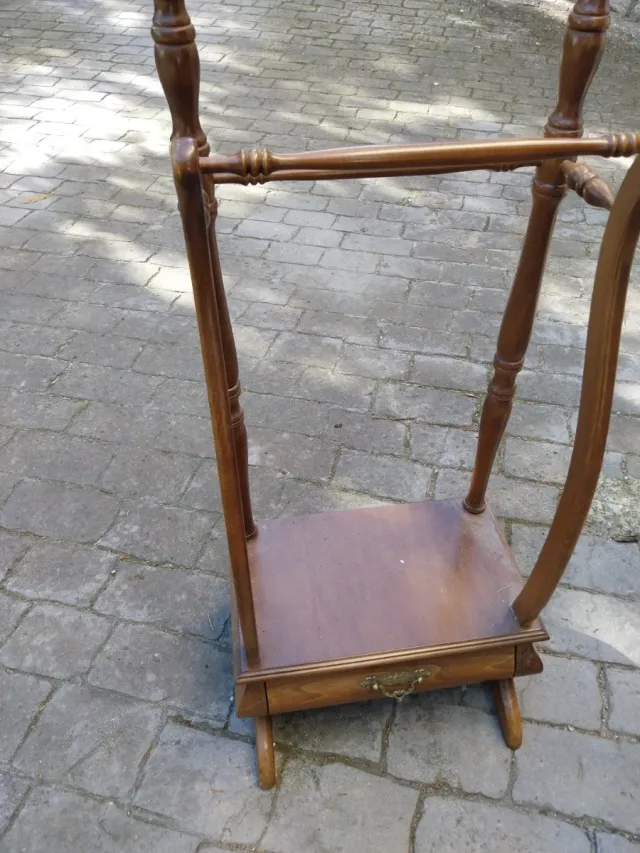 Perchero o galán de madera con cajón