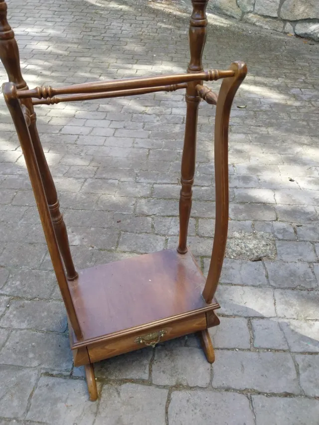 Perchero o galán de madera con cajón