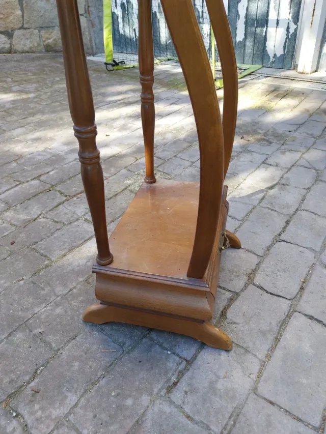 Perchero o galán de madera con cajón