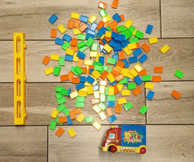 Giocattolo camion domino automatico