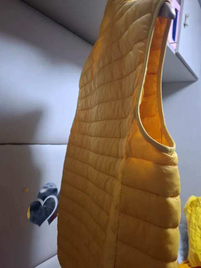 Chaleco acolchado amarillo