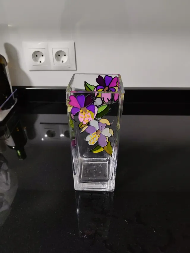 Jarron  de cristal decorado con flores.