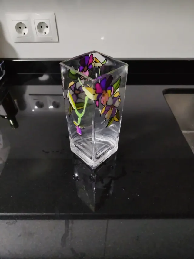 Jarron  de cristal decorado con flores.