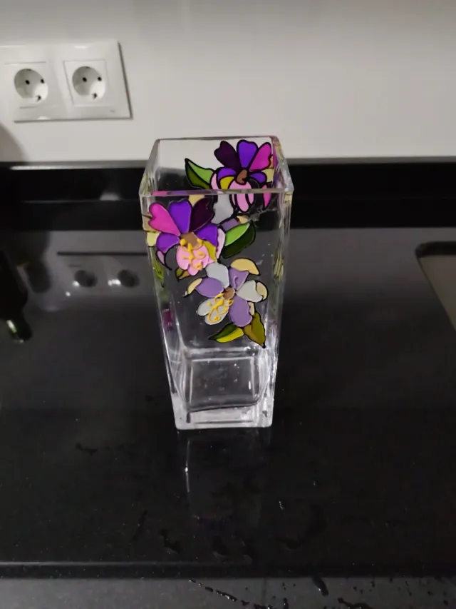 Jarron  de cristal decorado con flores.