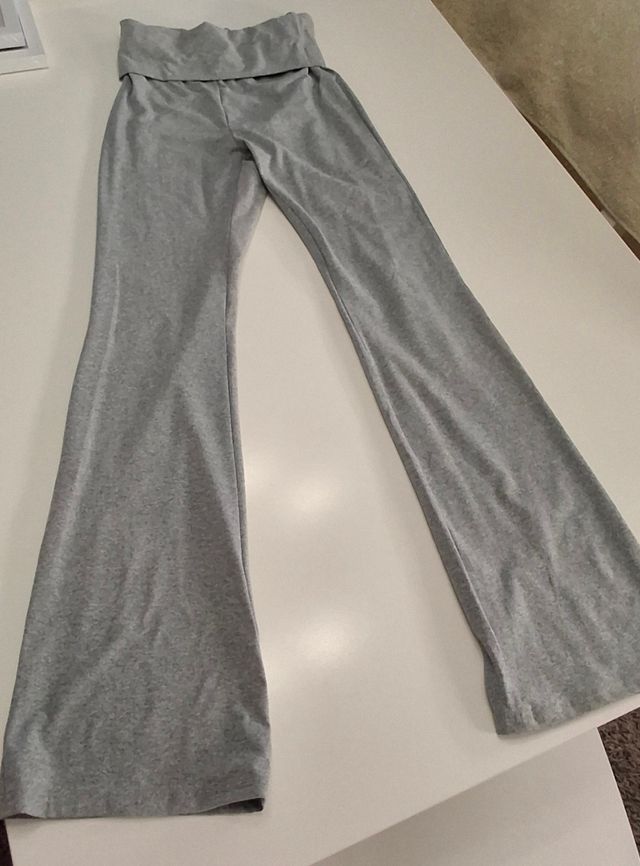 Pantalón chándal gris de campana al fina