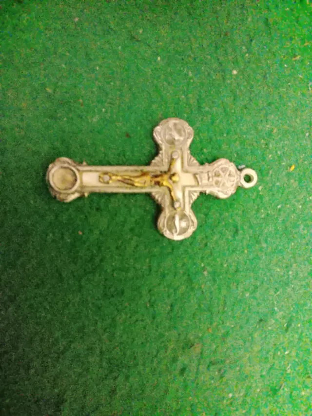 Cruz de plata con figura de Cristo