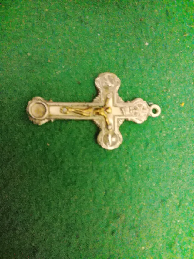 Cruz de plata con figura de Cristo