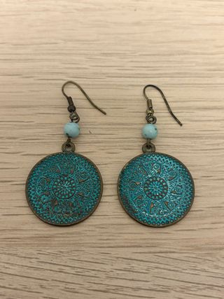 Pendientes dorados con detalle turquesa